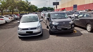 Parada em local proibido no Franca Shopping (Foto: Jornal da Franca)